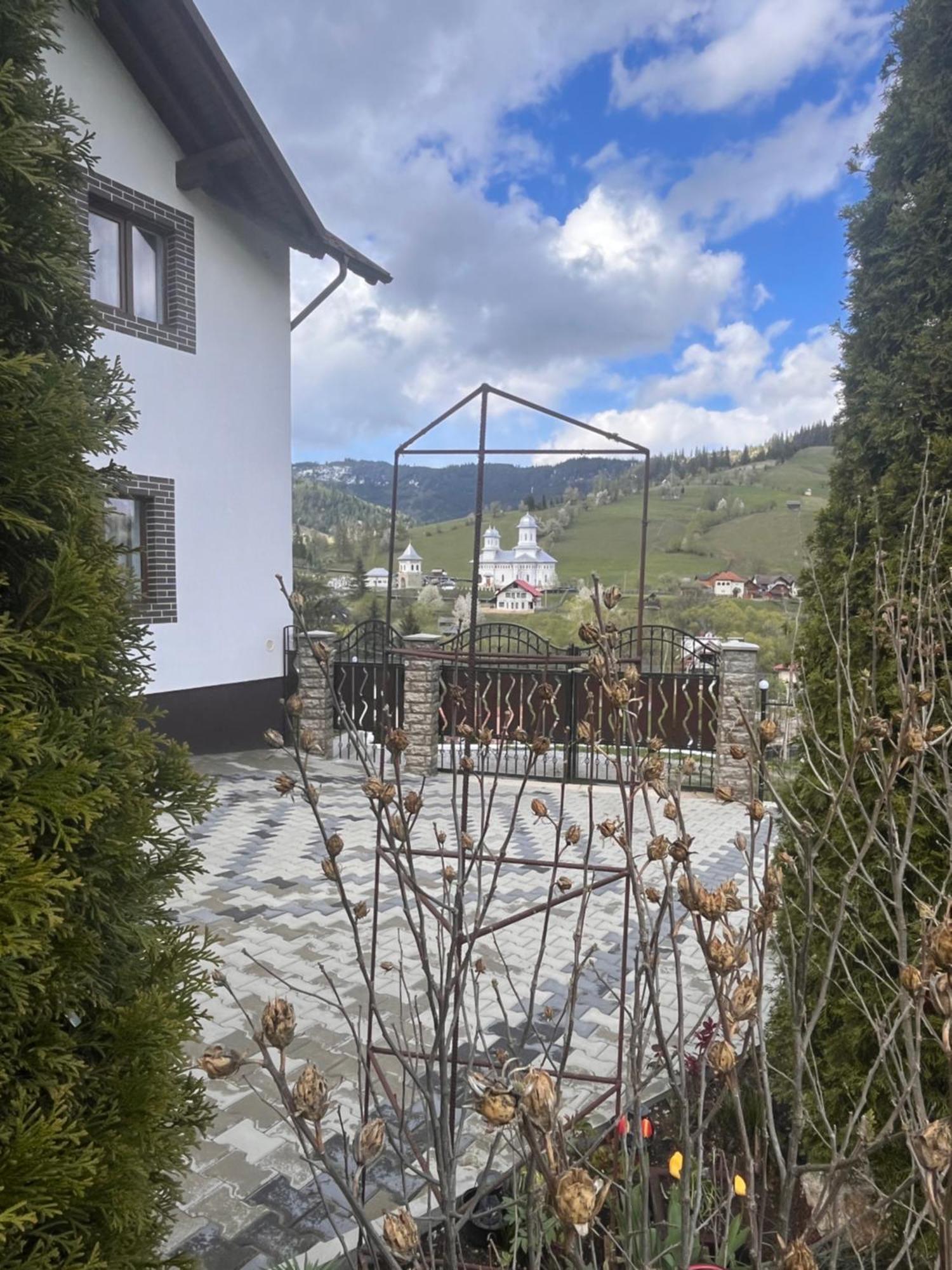 Casa De Pe * Sadová
